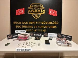 İzmir’in Buca ilçesinde bir eve düzenlenen operasyonda uyuşturucu madde ele