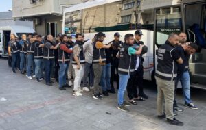İzmir merkezli 4 ilde silahlı tehdit, şiddet, nitelikli yağma ve
