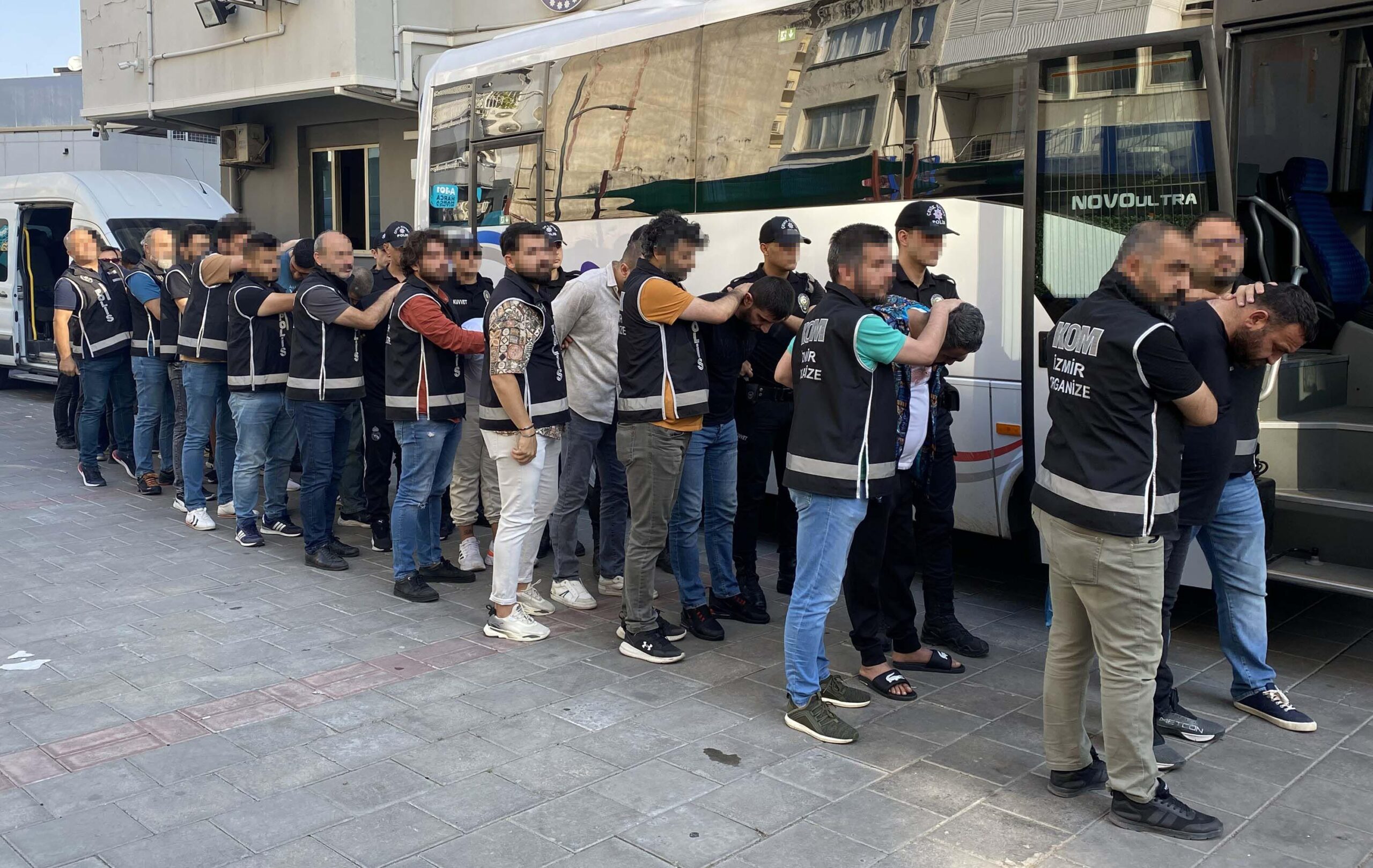 İzmir merkezli 4 ilde silahlı tehdit, şiddet, nitelikli yağma ve