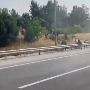 İzmir’in Buca ilçesinde seyir halindeyken motor kısmında çıkan yangın nedeniyle