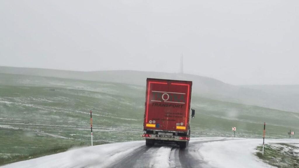 Sürücüler hazırlıksız yakalandı: Sahara Geçidi'ne kar yağdı