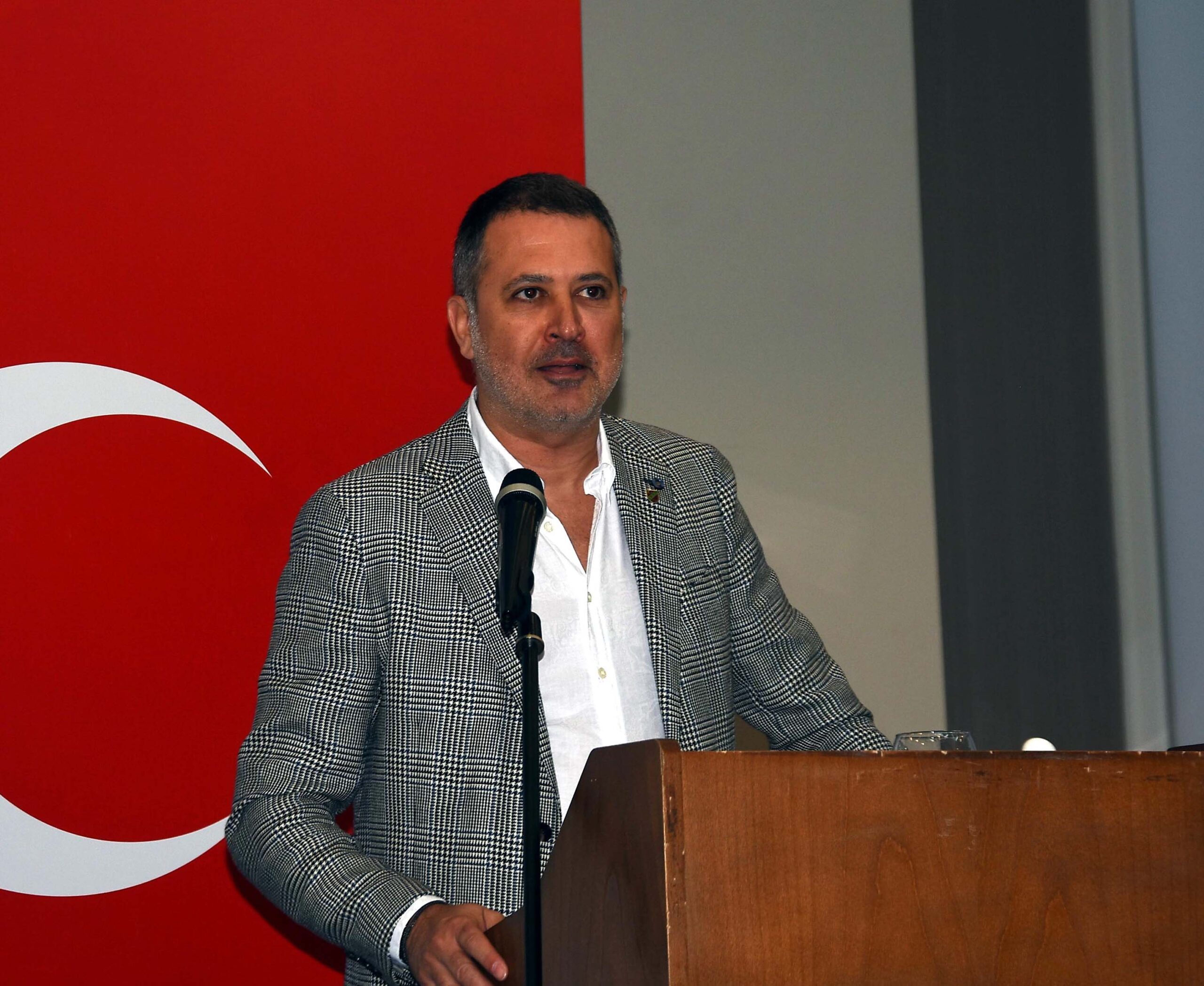 TFF 3’üncü Lig’de sezonu tamamlayan Karşıyaka’da Başkan Turgay Büyükkarcı futbol