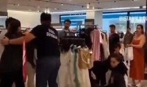 Alışveriş emrkezindeki iki kadın mağazada kalan son elbise için kavga