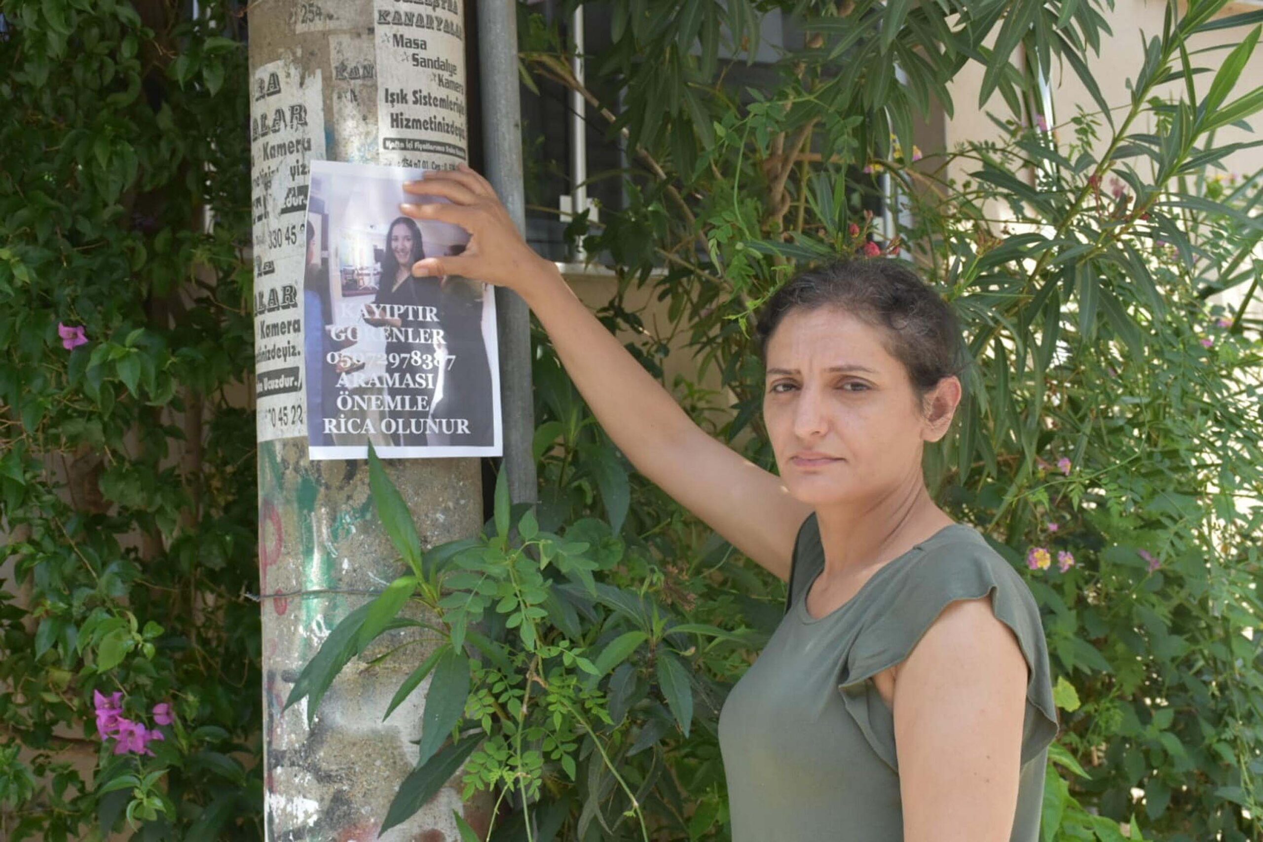 Kayıp kızını bastırdığı afişlerle arıyor Karabağlar ilçesi Vatan Mahallesi’nde yaşayan Sevda Temizer, 26 Mayıs akşamı