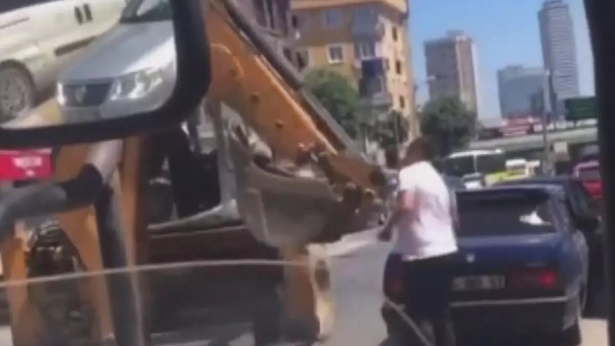 Ümraniye ilçesinde meydana gelen bir trafik tartışmasında, bir iş makinesi