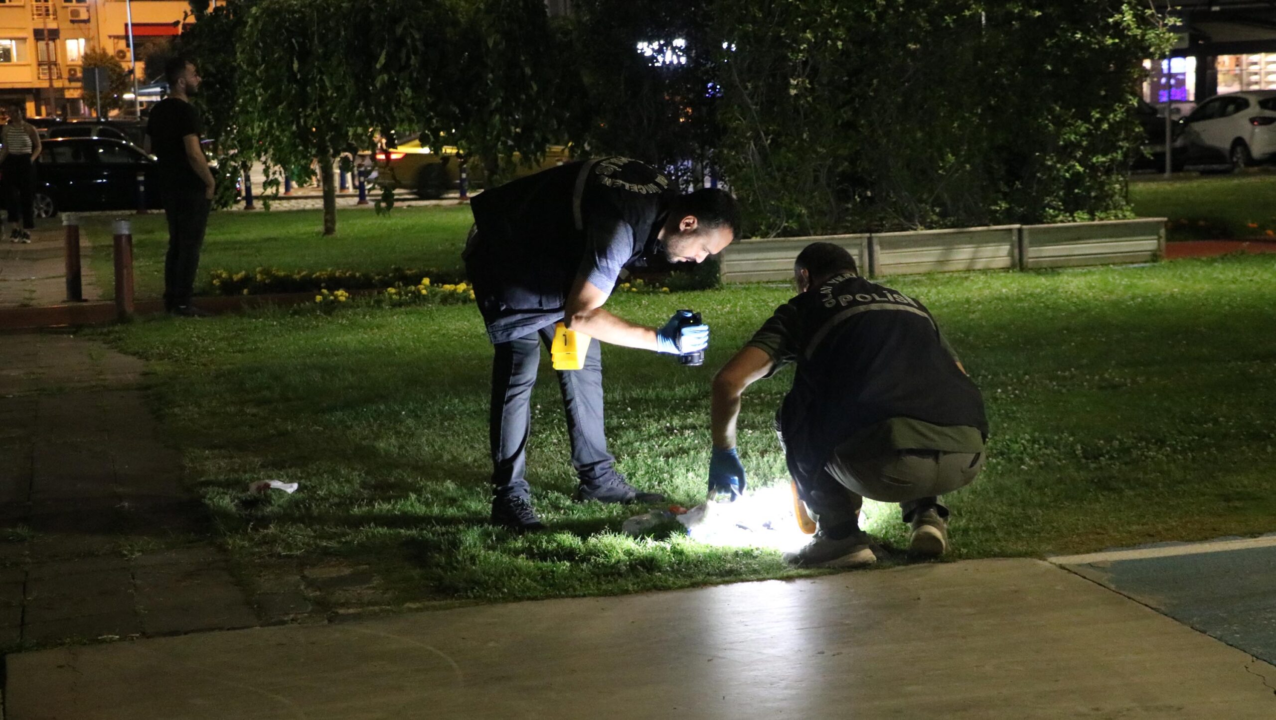 İzmir’de polise saldırı: Polisin hayati tehlikesi var Olay, İzmir’in Alsancak Mahallesi’nde saat 23.50 sularında meydana geldi. İddialara
