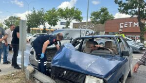 Kaza, saat 15.15 sıralarında Kütahya- Eskişehir karayolundaki bir alışveriş merkezinin