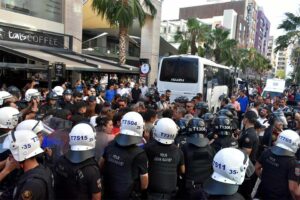 İzmir’de gerçekleştirilen Onur Yürüyüşü’ne polis güçleri müdahale etti. Onur Yürüyüşü