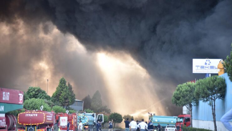Manisa’da geri dönüşüm tesisinde yangın! Alevlerin çevredeki tesislere sıçramaması için önlem alındı