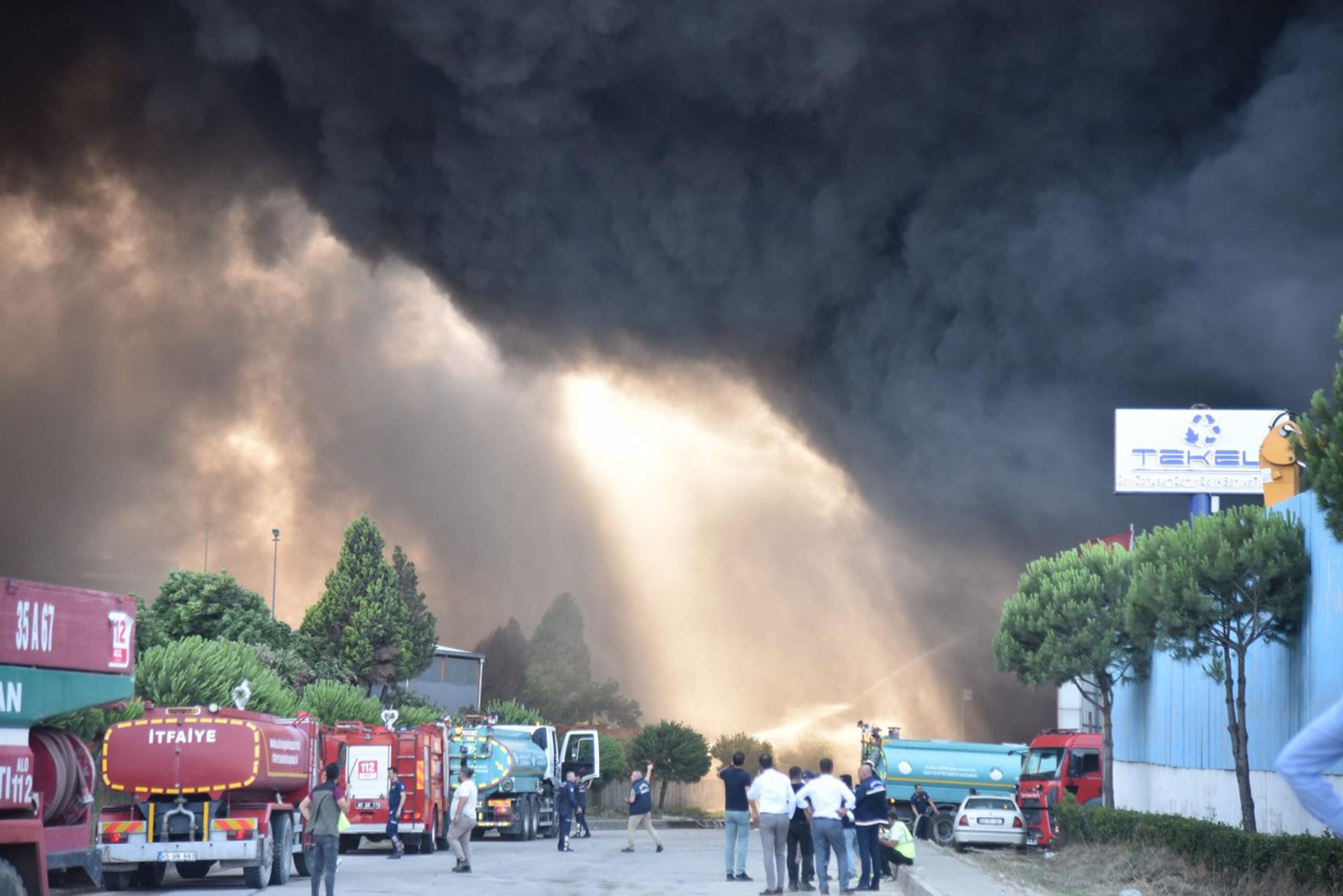 Manisa’da organize sanayi bölgesindeki&nbsp;bir geri dönüşüm tesisinde yangın çıktı. Bölgeye