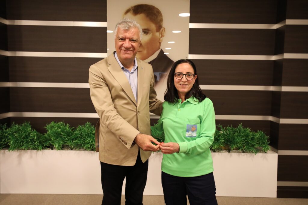 Narlıdere'de ayın personeli, hediyesini meclis toplantısında aldı