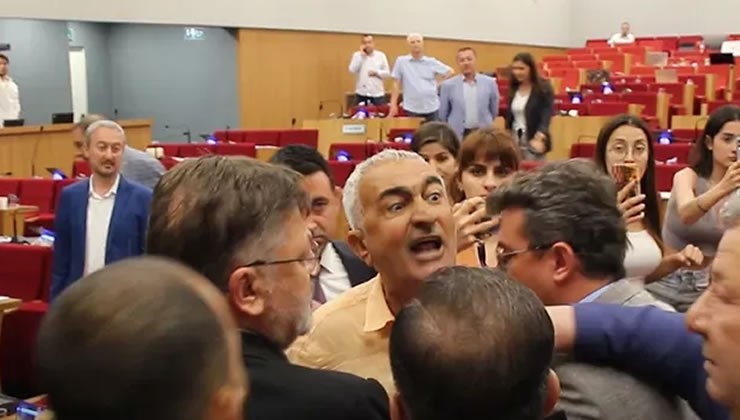 İBB Meclisi’nde ‘bavul’ kavgası! AK Parti ve CHP’liler birbirine girdi! CHP Grup Başkanvekili Murat Aydın’dan provakasyon açıklaması