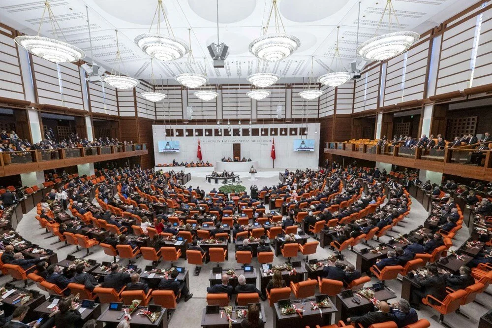 Devlet Bahçeli, ilk olarak TBMM Geçici Başkanlığı görevini Mustafa Şentop’tan