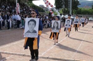 Muğla Sıtkı Koçman Üniversitesi’nin (MSKÜ) mezuniyet töreninde, öğrenciler, Kahramanmaraş merkezli