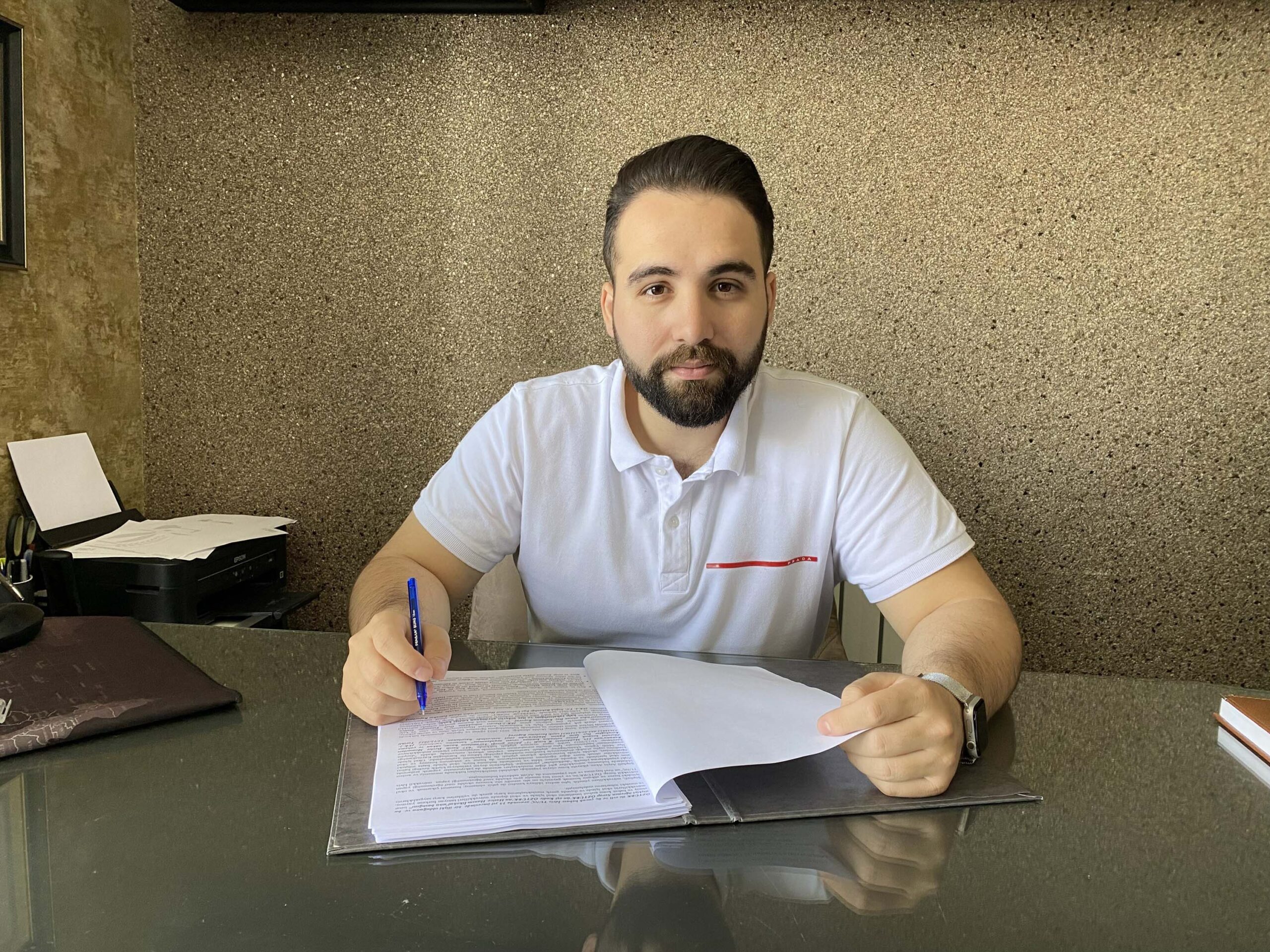 Okuma-yazma bilmeyen babasını tapuda kandırdı, mahkeme daireleri geri aldı Tapu müdürlüğüne gittiğinde tapunun oğlunun üzerine aldığını öğrenen S.F., durumu