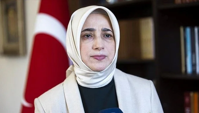 Özlem Zengin, 1969 yılında Tokat’ta dünyaya gelmiştir. Babasının adı Salih,