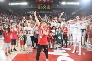 Mustafa Kemal Atatürk Spor Salonu’ndaki serinin 3’üncü maçında tribünler tıklım
