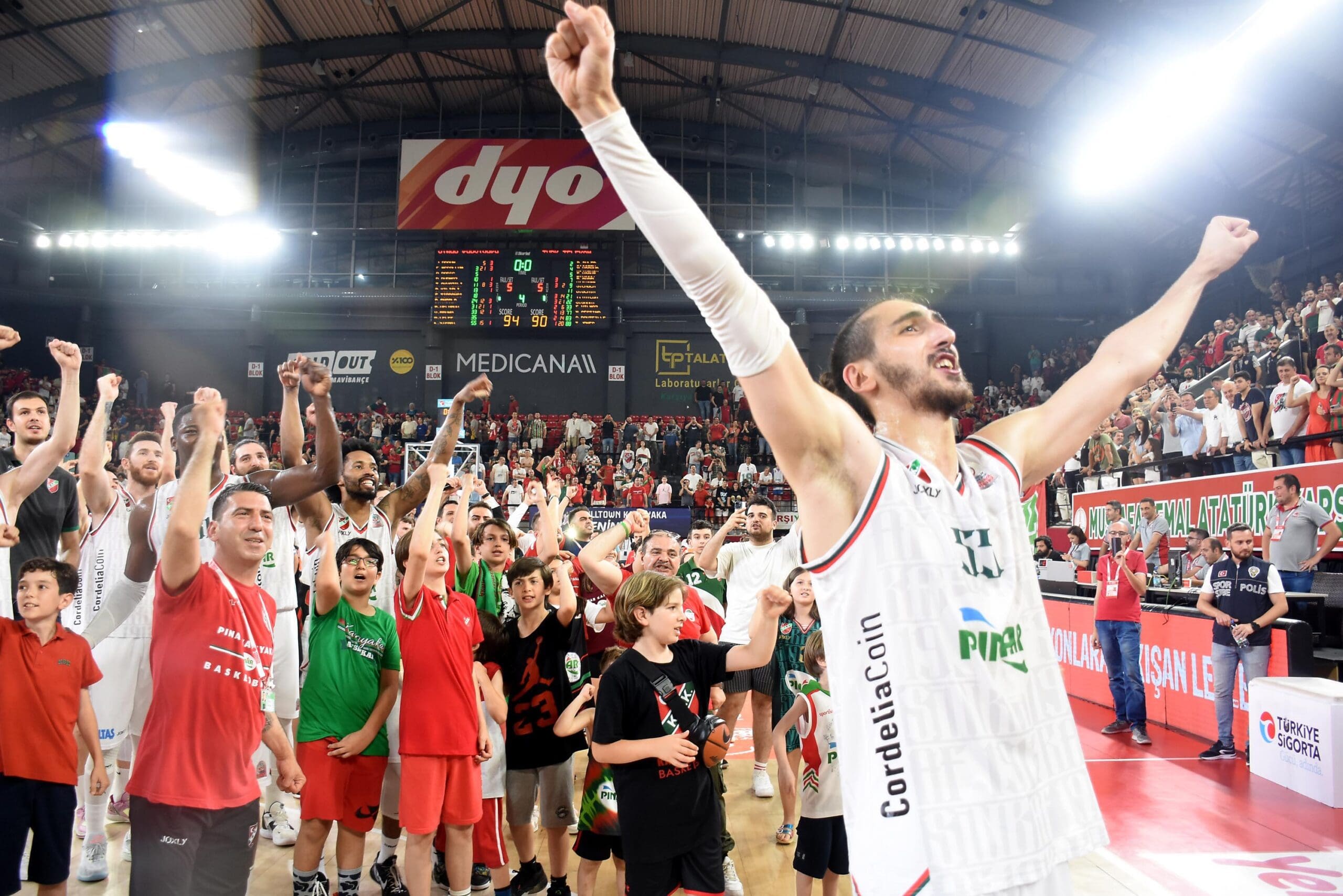 Türkiye Sigorta Basketbol Süper Ligi’nde Play-Off’ta Frutti Extra Bursaspor ve