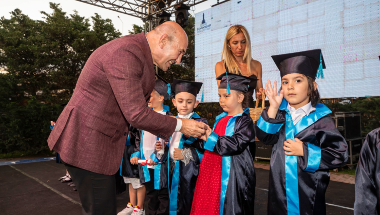 Başkan Soyer, İZELMAN Anaokulları’nın mezuniyetinde çocuklarla: ‘Emin ellerdeler’