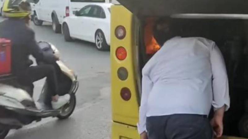 Kağıthane’de halk otobüsünün şoförü motor kısmında çıkan yangını üfleyerek söndürmeye
