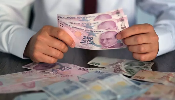 Emekliler maaşlarının azlığından yakınıp asgari ücretle aynı düzeye getirilmesini talep