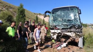 Kaza, Eskişehir-Kütahya kara yolunda Hakan Karalı’nın yönetimindeki yolcu otobüsünün aniden