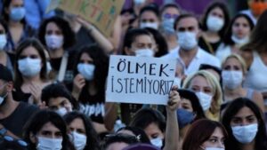 Pizza dükkanına motosikletiyle gelip, ruhsatsız tabancayla açılan ateş sonucu çalışanlardan