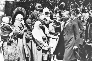 Atatürk, çağdaş Türkiye’nin inşasında kadınların aktif katılımını teşvik etmiş ve