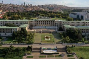 Cumhuriyet Halk Partisi çağrısıyla bugün Meclis olağanüstü toplanacak. Gündem bazı