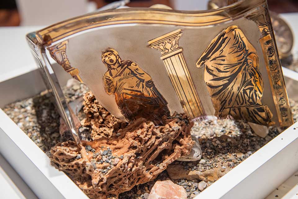 İzmir yöresinin antik buluntularının cama kazınarak işlendiği eserlerden oluşan “Camda