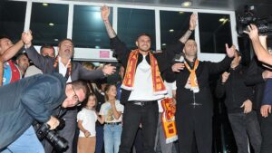 Sarı kırmızılı taraftarlar, coşku dolu bir atmosferle Atatürk Havalimanı’na akın