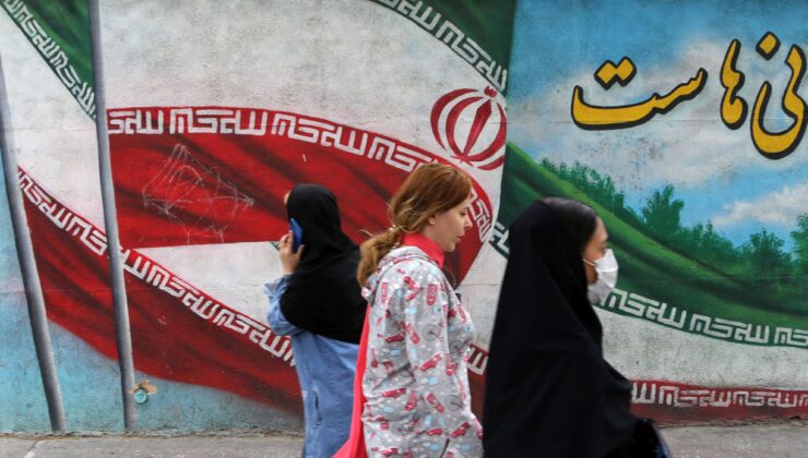 İran Polis Teşkilatı: ‘Başörtüsü ihlalleri’ için devriyeler kurulacak