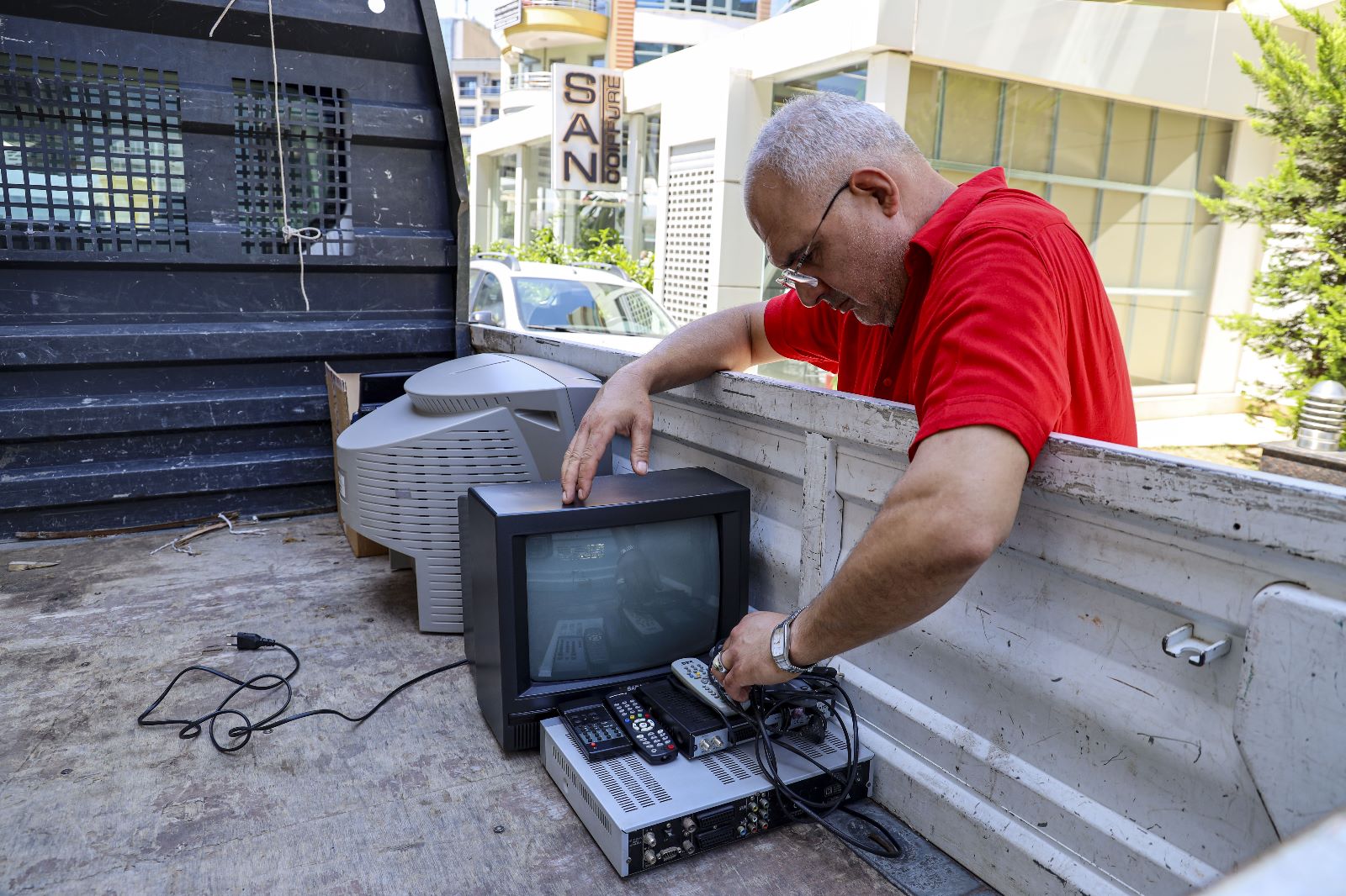 Karşıyaka Belediyesi'nin, “Elektronik Atıklar Tablete Dönüşsün” kampanyasıyla elektronik atıklardan elde