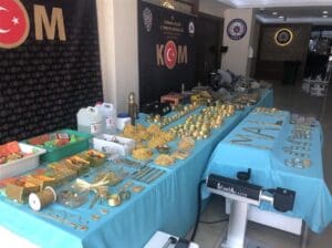 İstanbul Kapalıçarşı'da sahte altın operasyonu düzenlendi. Saflığı düşürülmüş 80 milyon
