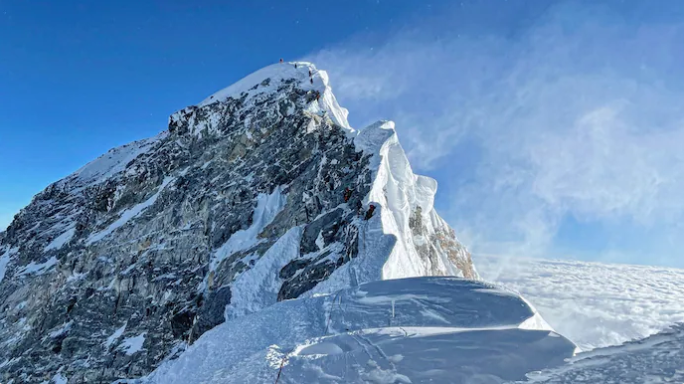 Everest Dağı’nda helikopter düştü: 5 kişi hayatını kaybetti, 1 kişi kayıp