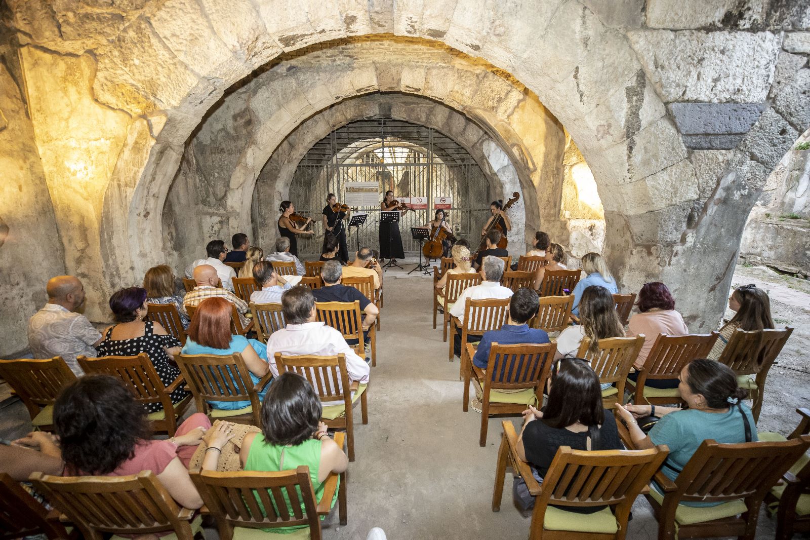 Agora Ören Yeri’nde klasik müzik dinletisi büyüledi! Konak'ta Agora Ören Yeri'nde Agora Klasik Müzik Dinletileri ilk konseriyle