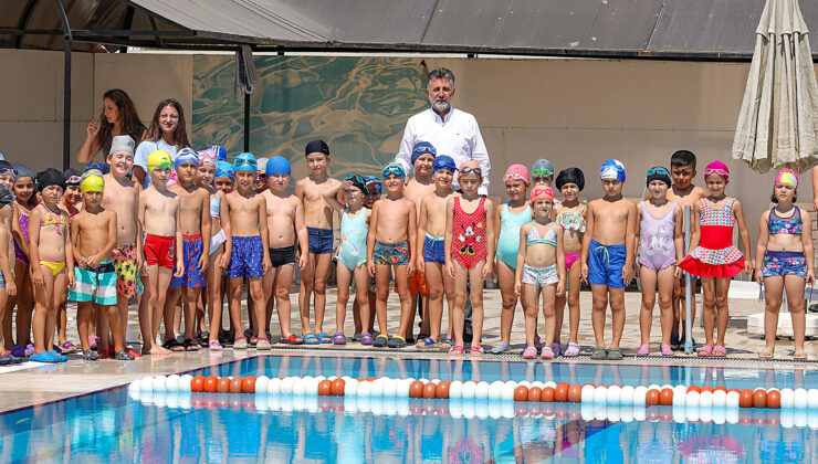 Hem serinliyor hem öğreniyorlar: Bayraklılı çocuklardan yüzme kursuna yoğun ilgi