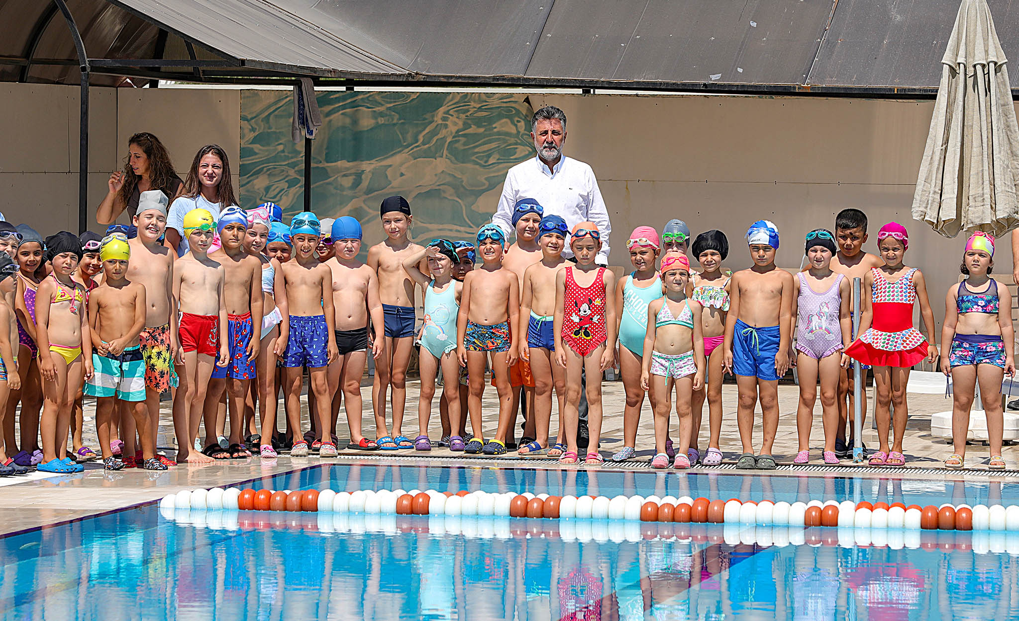 Bayraklılı çocuklar belediyenin yaz kurslarında tatillerini yüzme havuzunda serinleyerek, öğrenerek