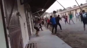 İzmir’in Buca ilçesindeki hipodromda at sahibi iki grubun tekme, yumruk