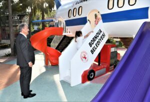 Bornova Büyükpark'a '29 Ekim Cumhuriyet Uçağı’ ve ’23 Nisan Çocuk