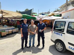 İzmir Gaziemir'de içinde düğün parası ve cüzdanı bulunan vatandaşın çantasını