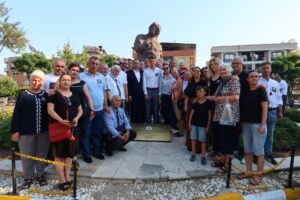 Bornova Belediyesi, Çamdibi Atatürk Parkı içindeki Srebrenica Soykırım Anıtı önünde