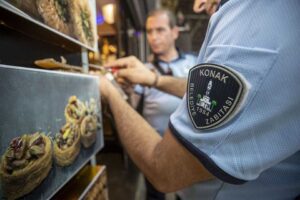 Konak Belediyesi Zabıta Müdürlüğü ekipleri ilçedeki işletmelere yönelik ruhsat denetimlerini