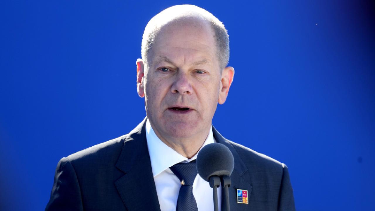 Olaf Scholz, Berlin’de düzenlediği basın toplantısında, “İsveç ile Türkiye arasında NATO üyeliği