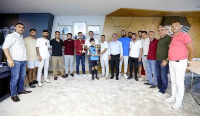 Şampiyonluk kupasını Başkan Sandal’a getirdiler: “Tebrikler gençler”
