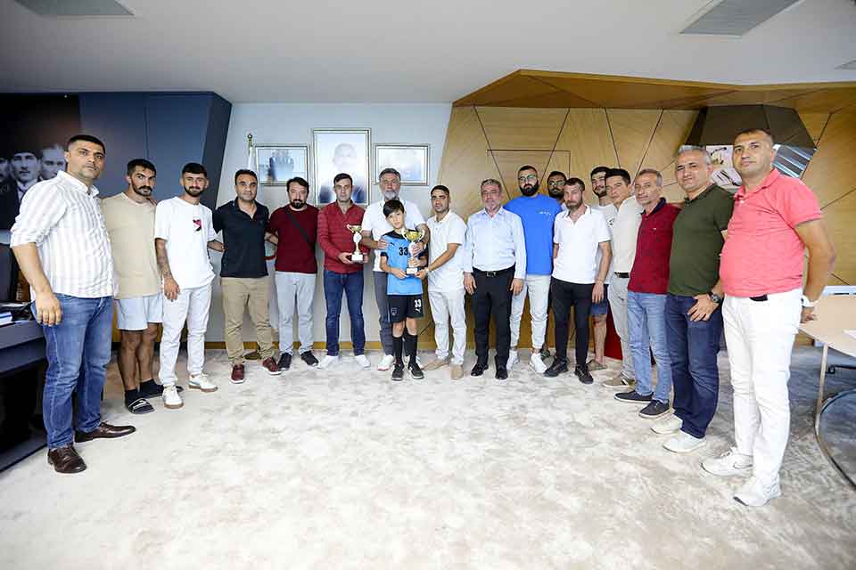 Şampiyonluk kupasını Başkan Sandal’a getirdiler: “Tebrikler gençler” Spor yatırımları ve elde edilen başarılarla fark yaratan Bayraklı’nın gençlerinden