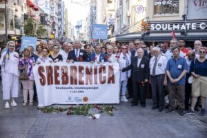 Srebrenitsa Katliamı'nda yaşamını yitirenler Konak'ta anıldı. Anma töreninde Konak Belediye