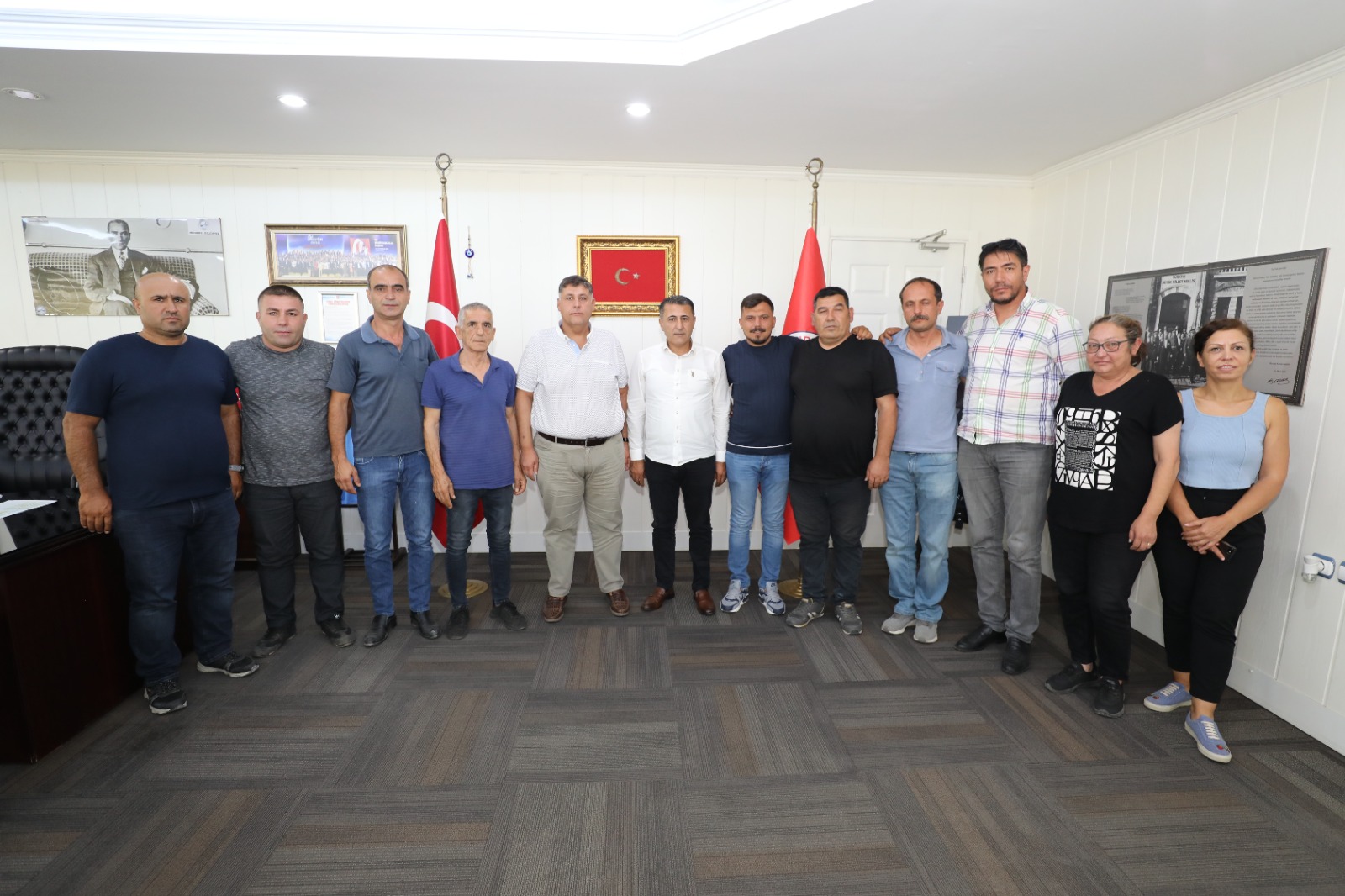 Menderes Belediyesi'nde çalışan işçilerle ek protokol imzalandı. İşçi maaşlarına ortalama