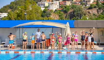 İzmir sıcaklarında serinleten eğitim: Bayraklı’dan çocuklara yüzme kursu!