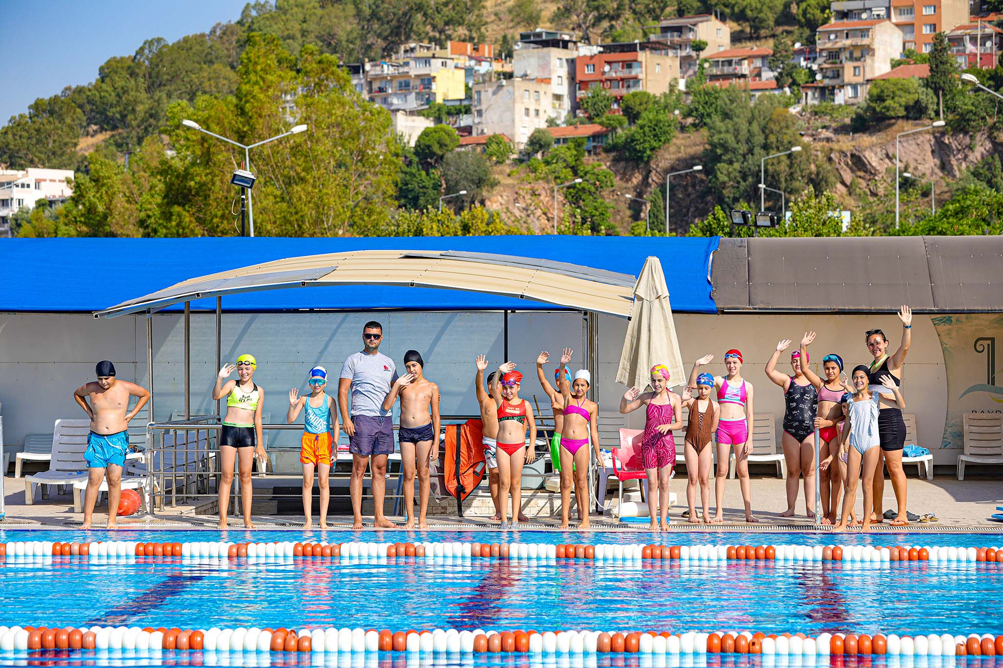 Bayraklı Belediyesi çocuklar için yarı olimpik yüzme havuzunda çocuklar için